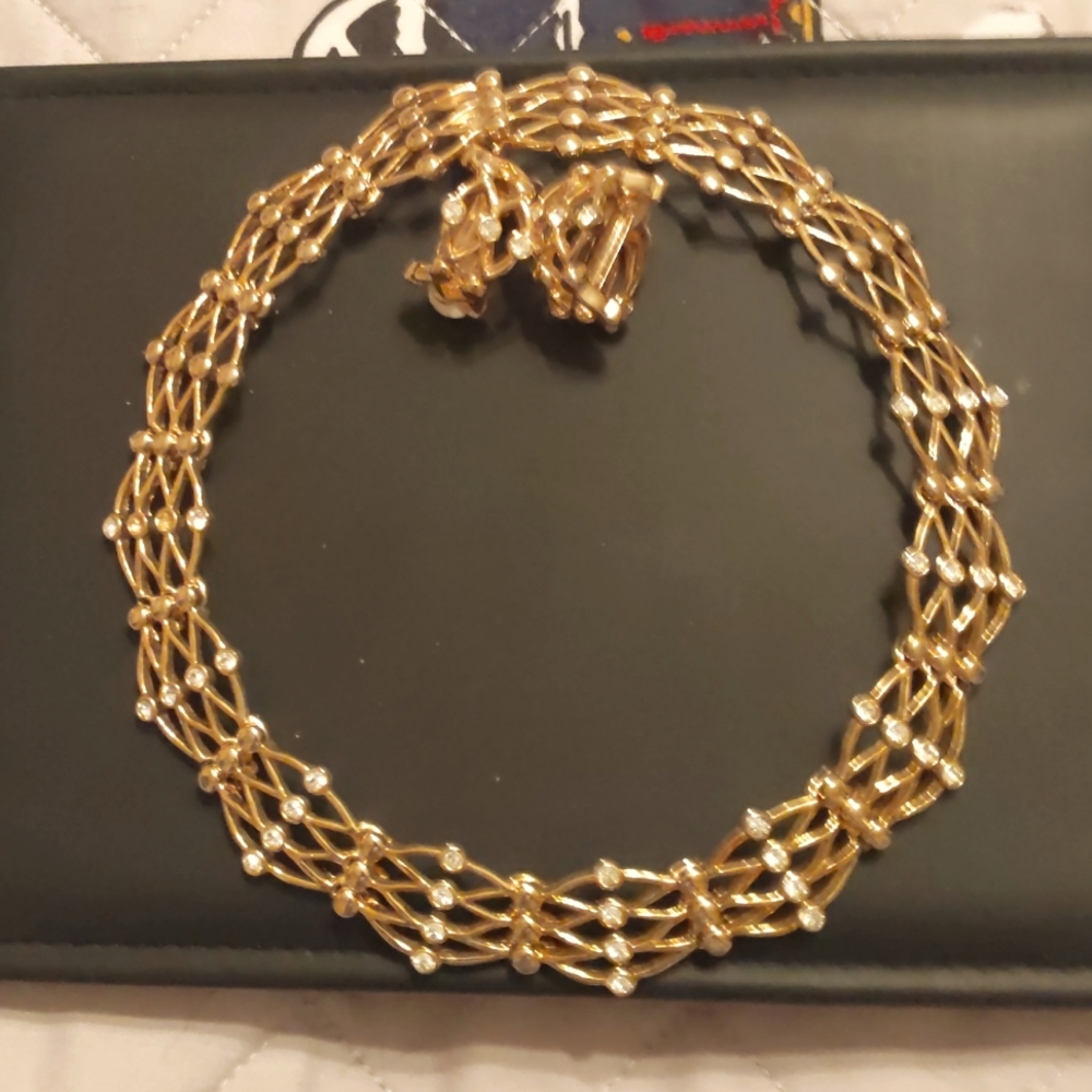 Necklace and earrings set